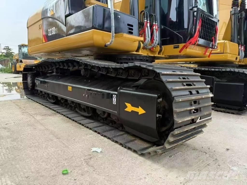 CAT 323D2L Pelle sur chenilles