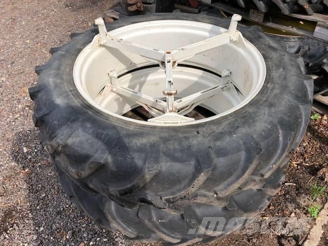 Pirelli 13.6 R38 Pneus, roues et jantes