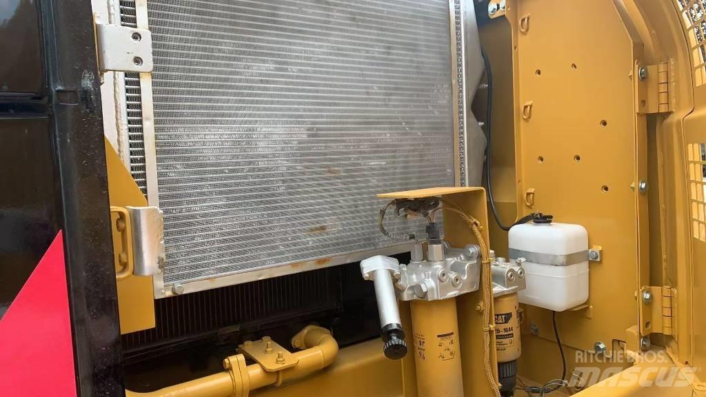CAT 324 D Pelle sur chenilles