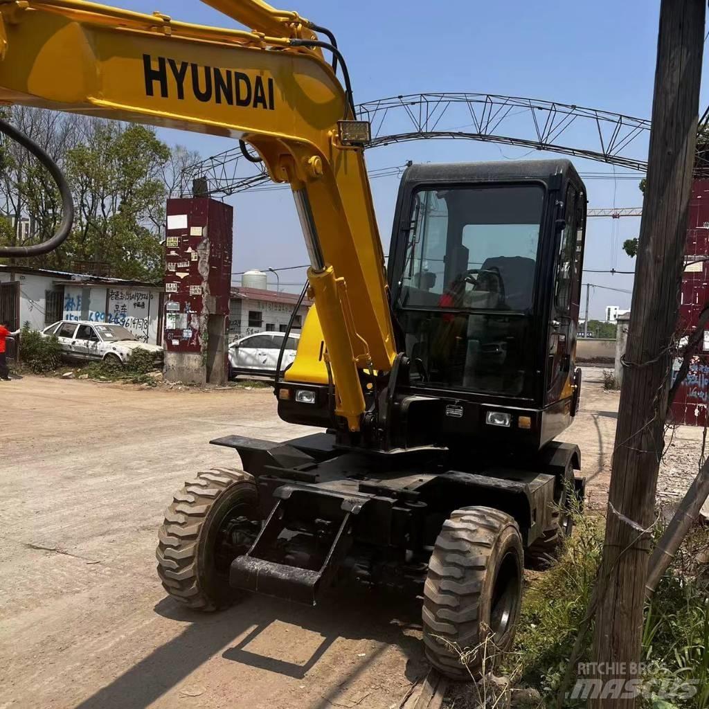 Hyundai R60W-7 Pelle sur pneus
