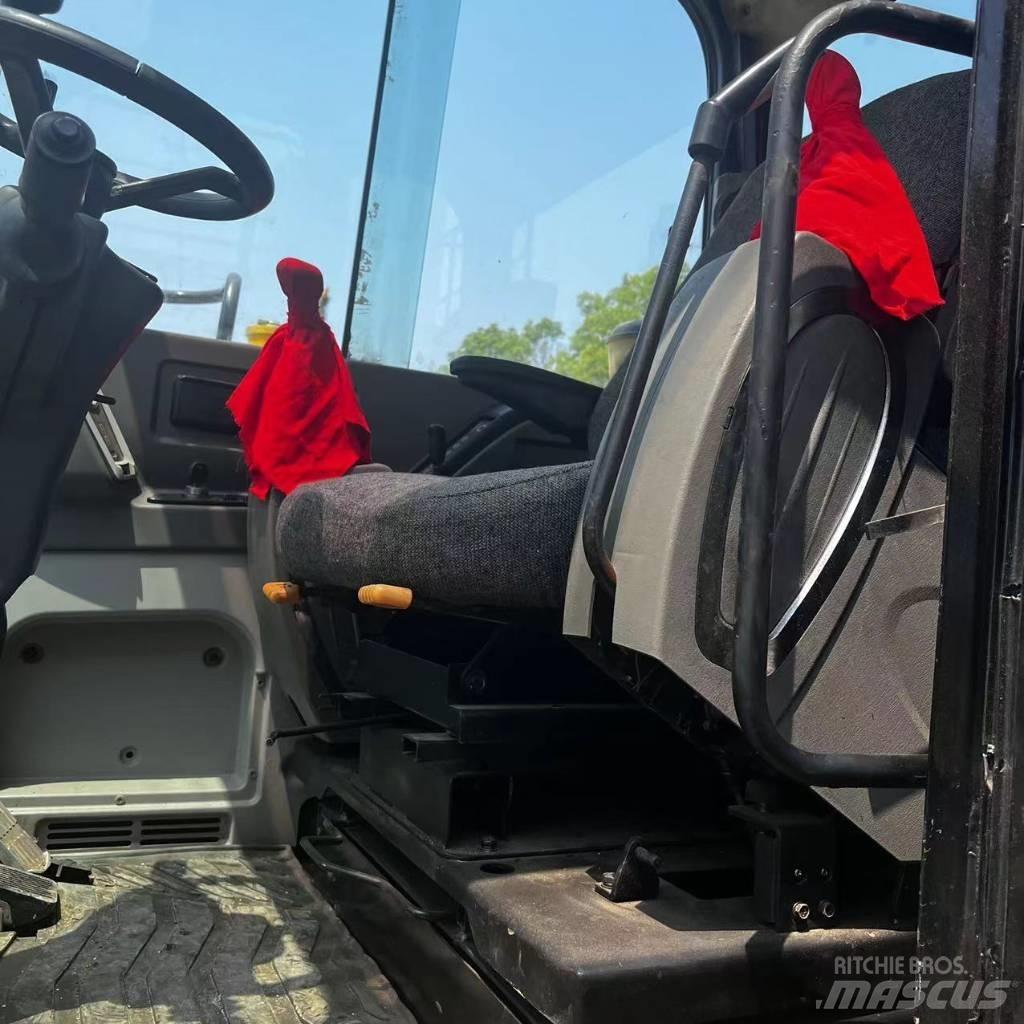 Hyundai R60W-7 Pelle sur pneus