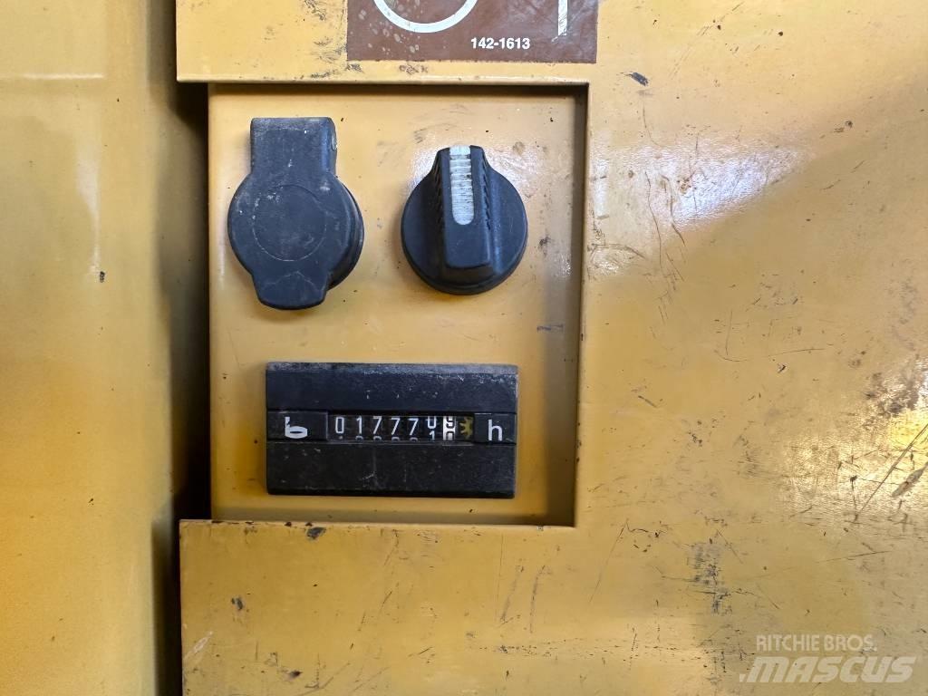 CAT M 320 VAH Pelle sur pneus