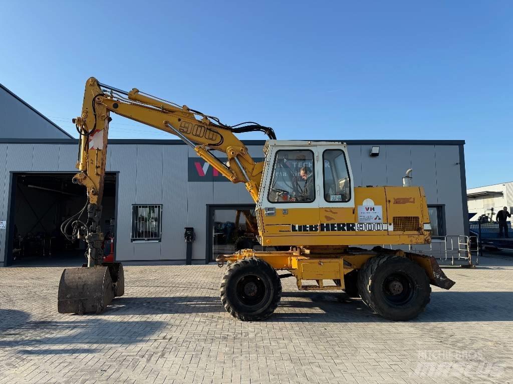 Liebherr A 900 C Pelle sur pneus