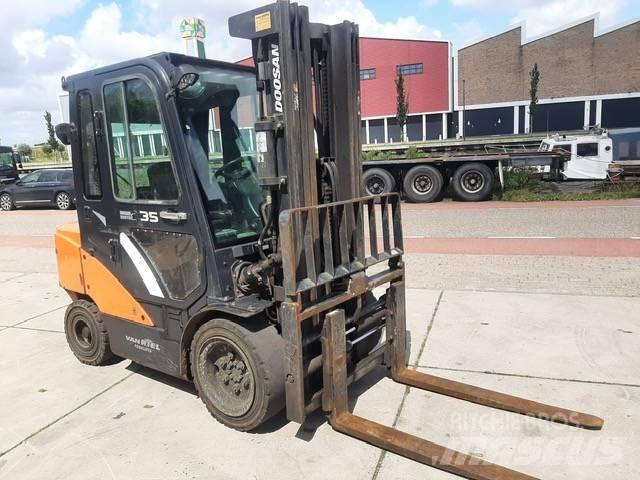 Doosan D 35 C-7 Chariots diesel