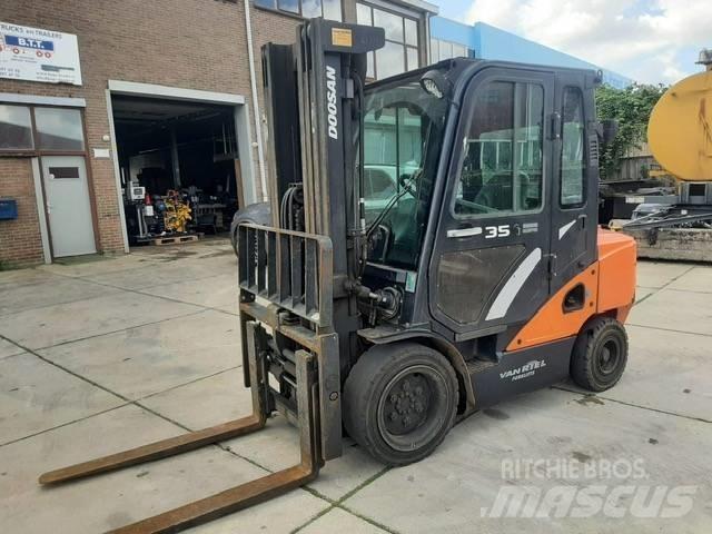 Doosan D 35 C-7 Chariots diesel