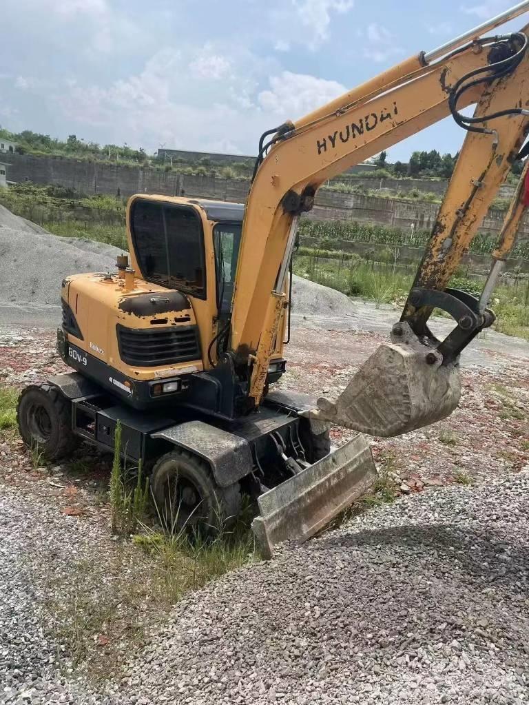 Hyundai 60W-9 Pelle sur pneus
