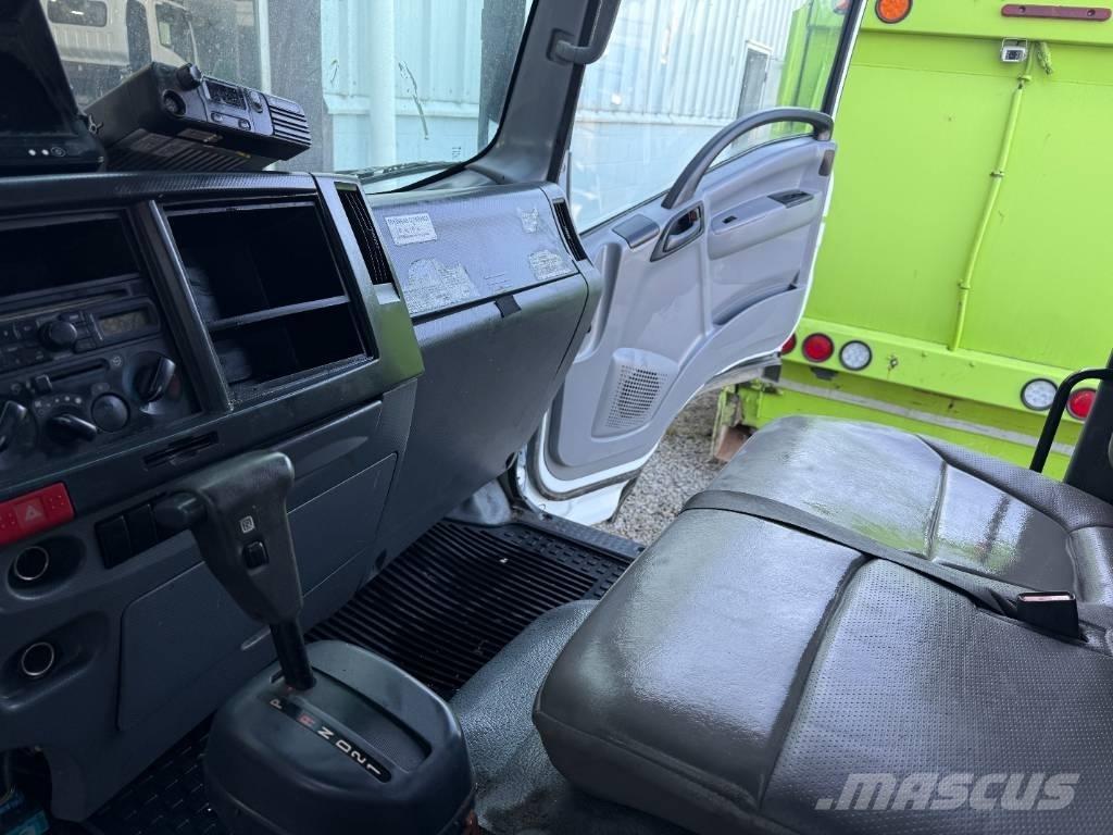 Isuzu NRR Camion poubelle