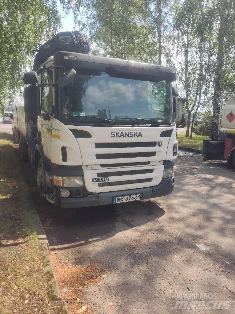 Scania P310 Camion plateau ridelle avec grue