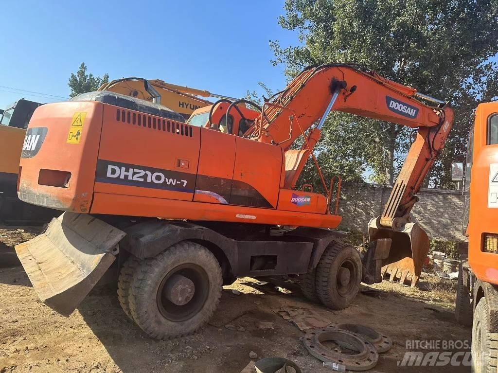 Doosan DH 210 W Pelle sur pneus