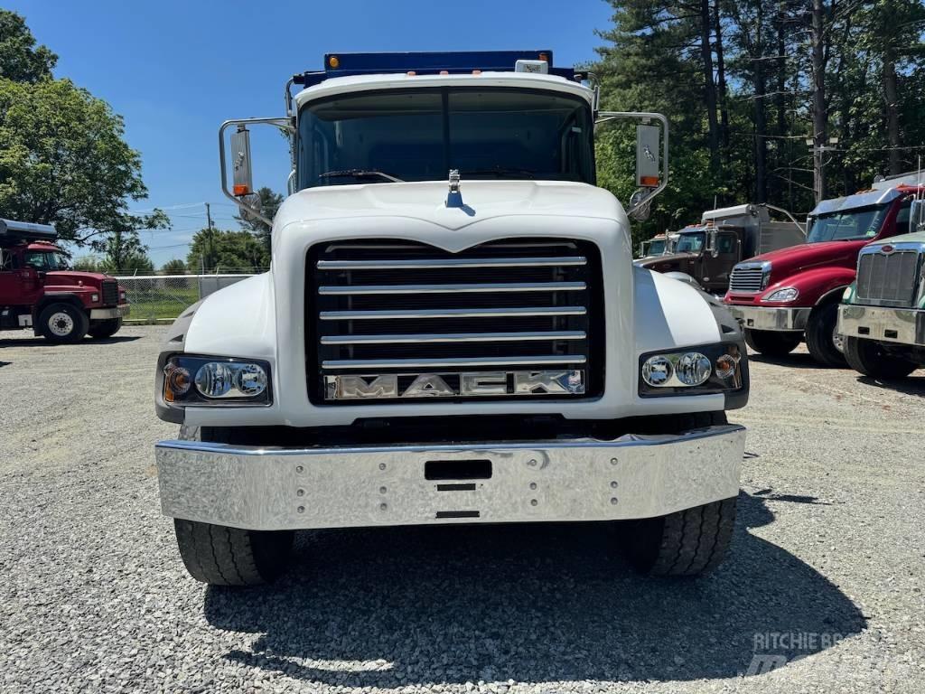 Mack GU 713 Camion benne