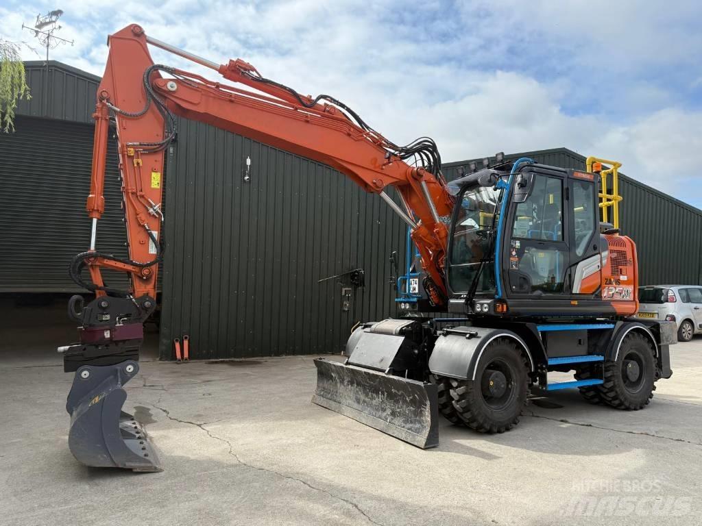 Hitachi ZX 135 W-7 Pelle sur pneus