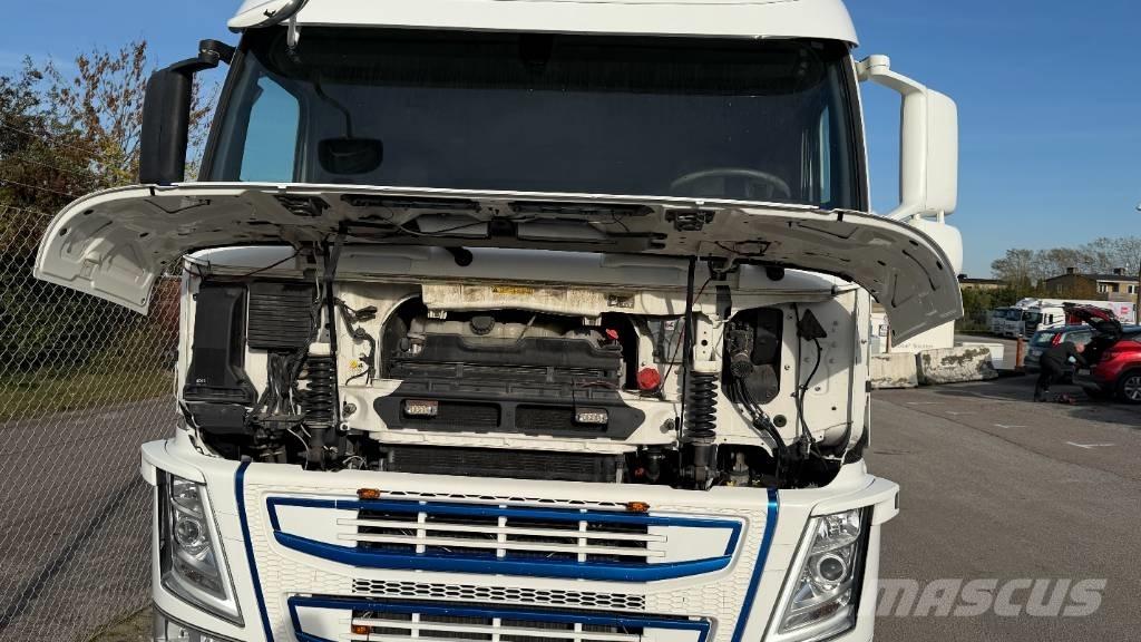 Volvo FM 10 Camion plateau ridelle avec grue