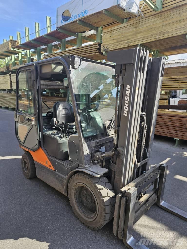 Daewoo Doosan D35C - 7 Chariots diesel