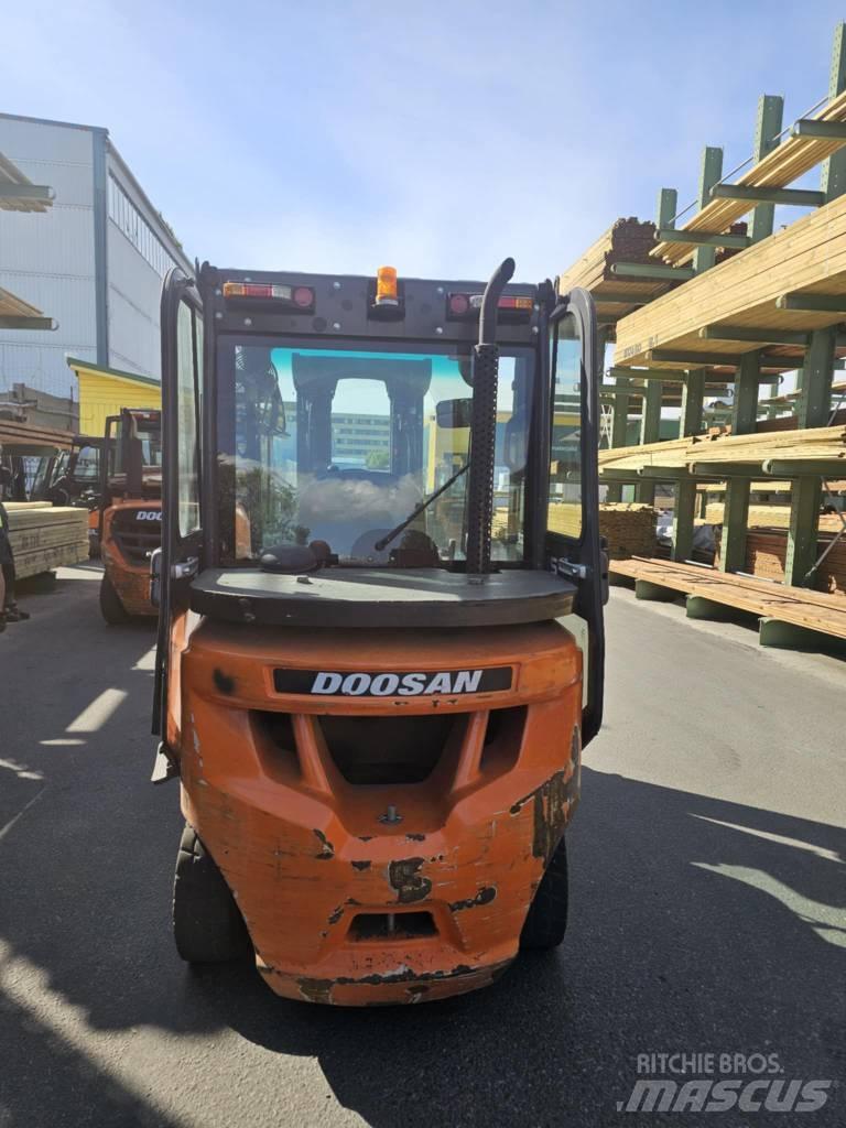 Daewoo Doosan D35C - 7 Chariots diesel