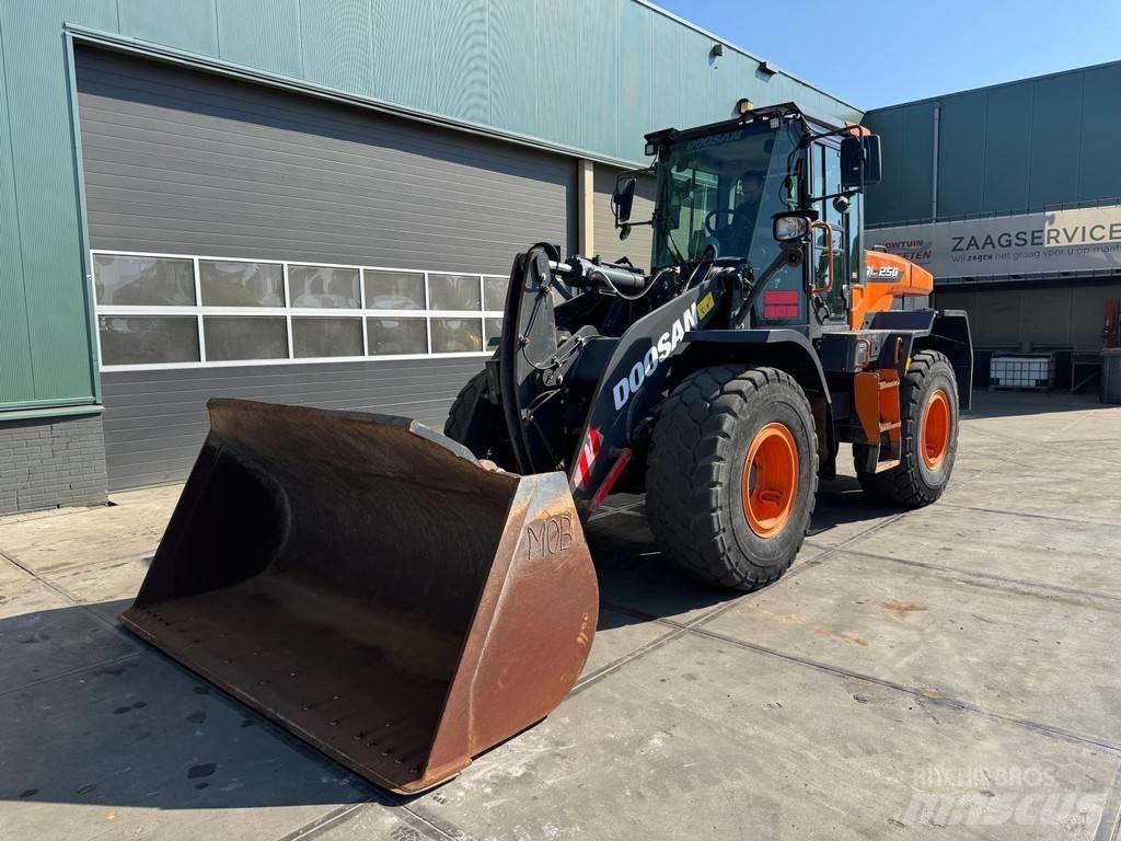 Doosan DL250-7 Chargeuse sur pneus