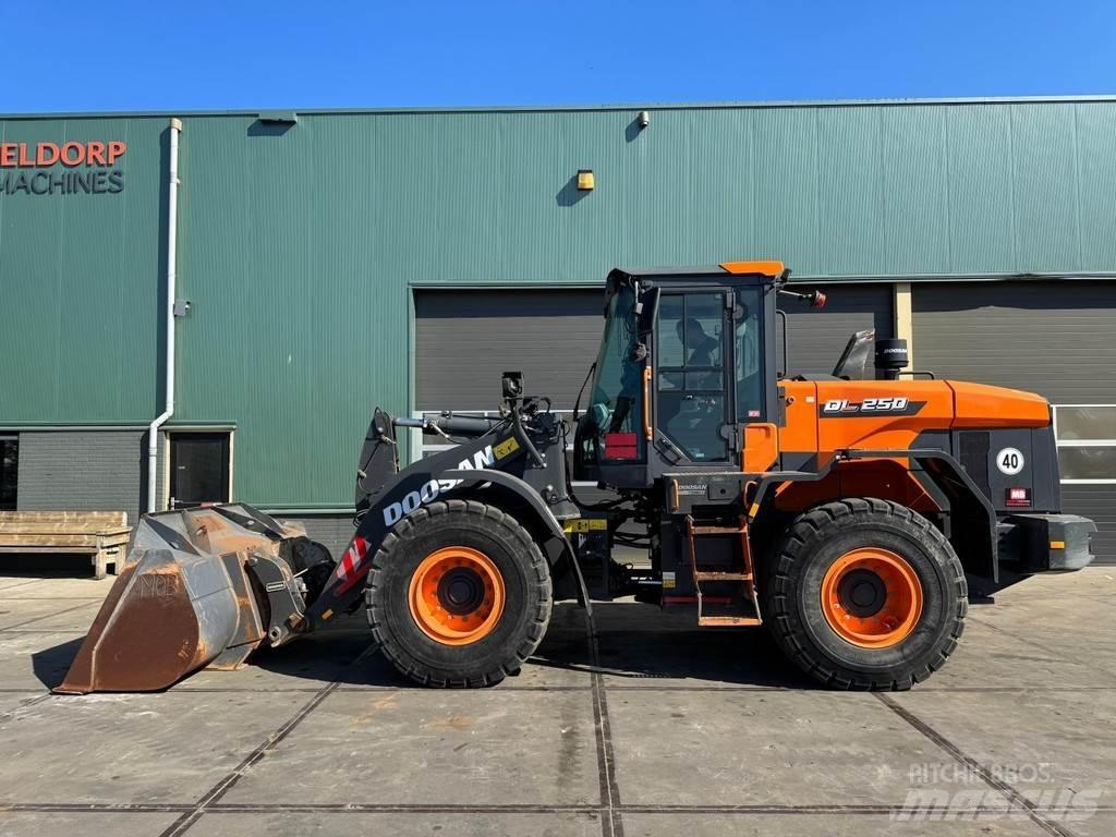 Doosan DL250-7 Chargeuse sur pneus