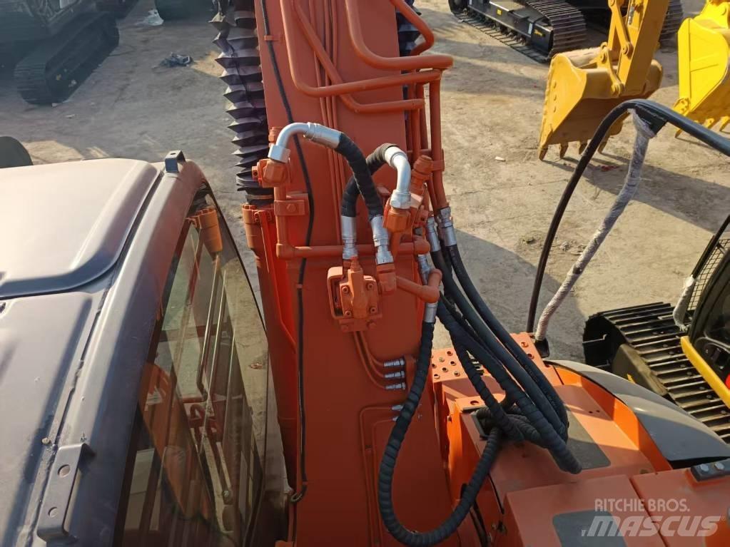 Hitachi ZX135 Pelle sur chenilles