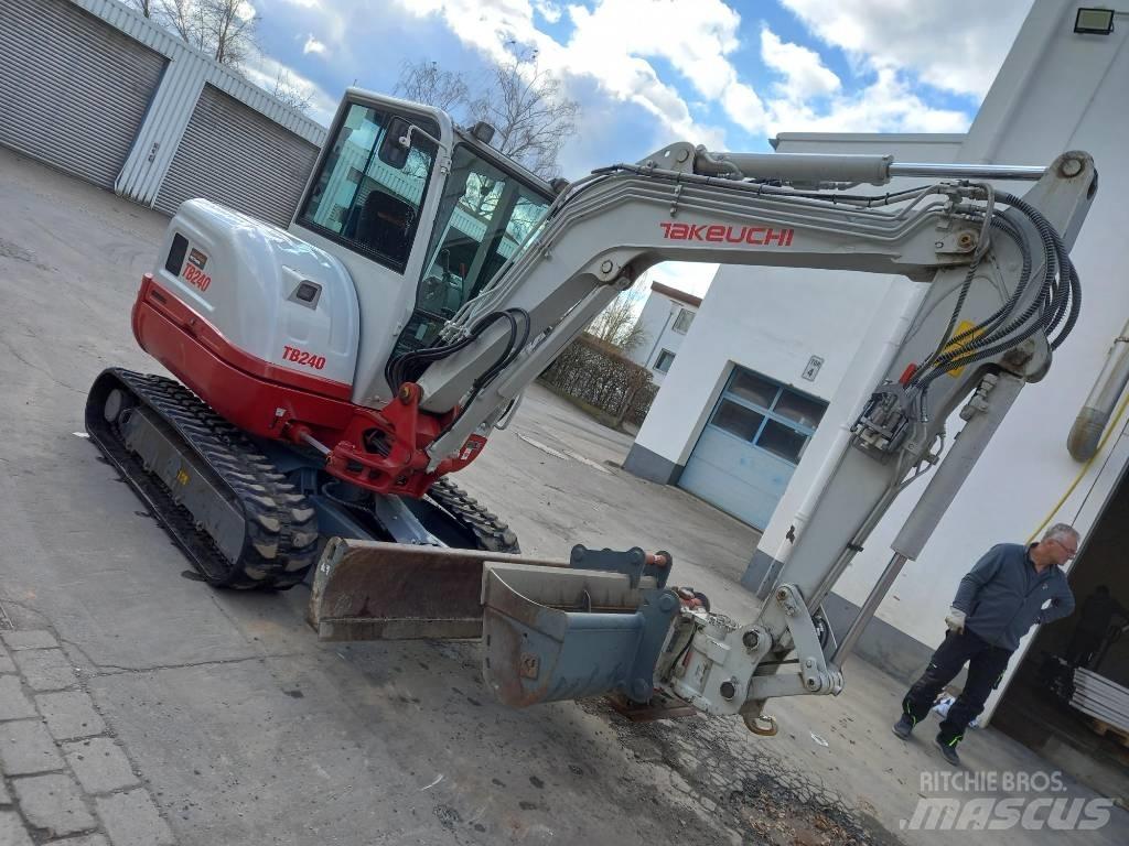 Takeuchi TB 240 Mini pelle < 7t