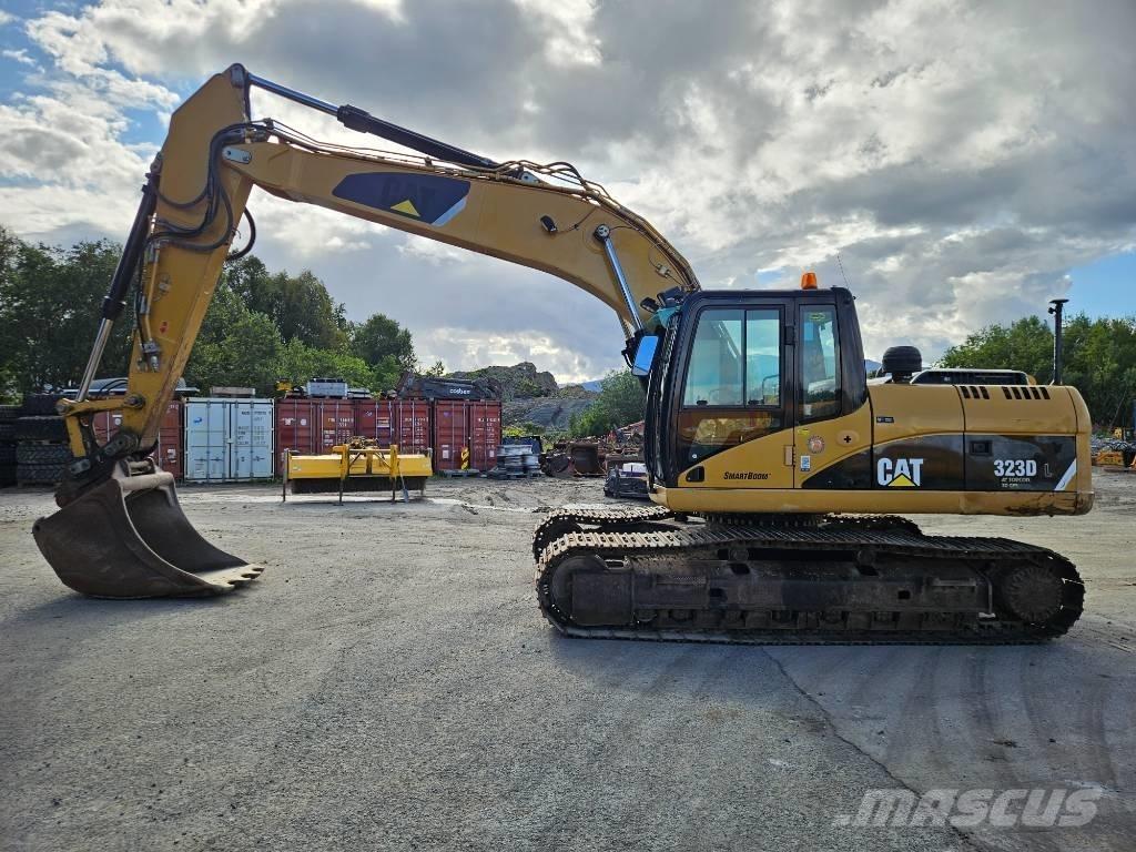 CAT 323 Pelle sur chenilles