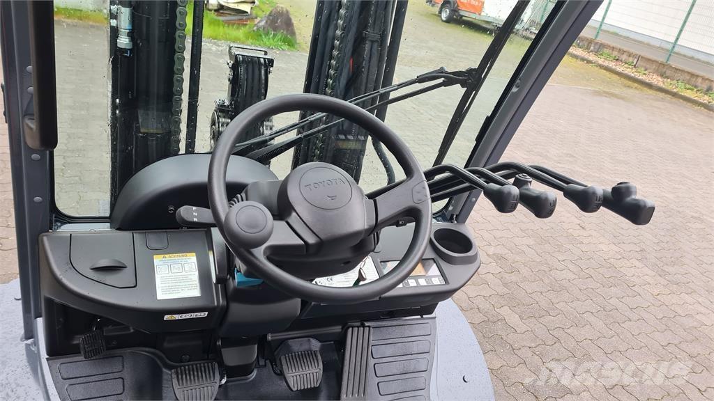 Toyota 02-8FGJF35 Chariots GPL