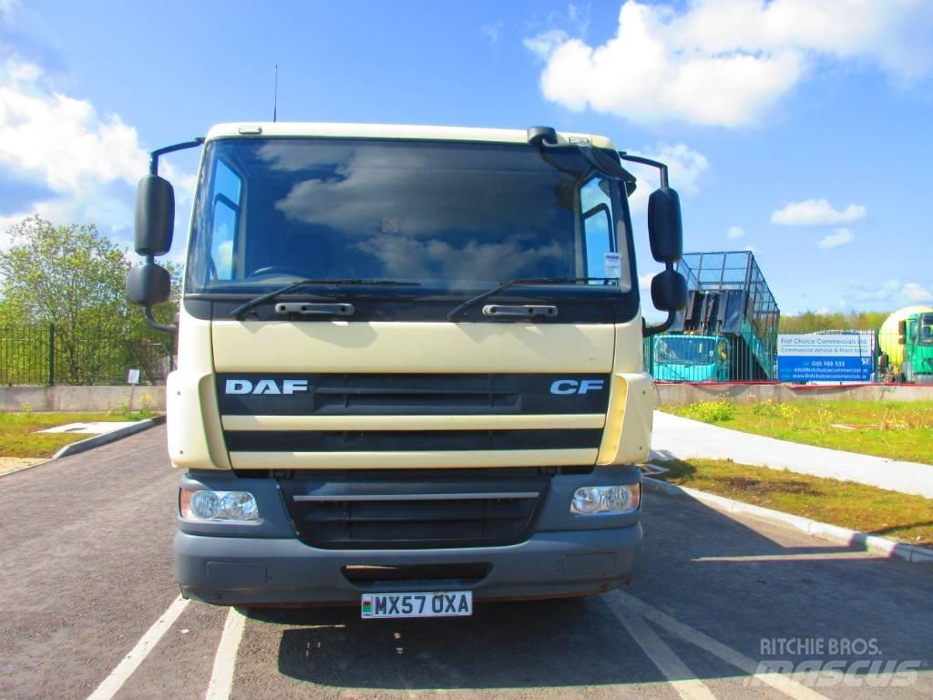 DAF 65CF300 Camion plateau ridelle avec grue