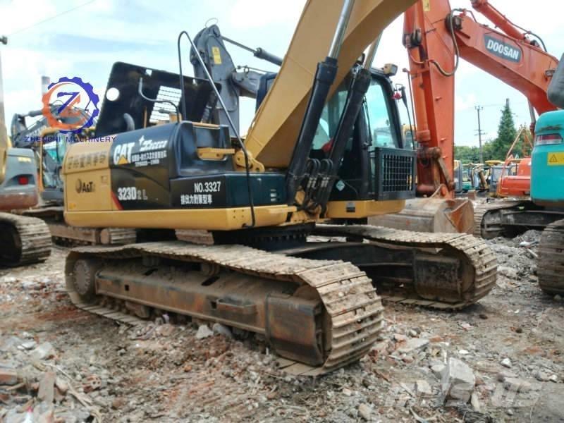 CAT 323 D L Pelle sur chenilles