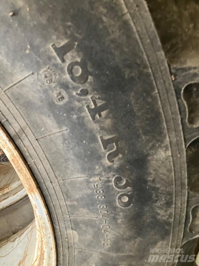  PARIPYÖRÄT 18.4R38 Pneus, roues et jantes