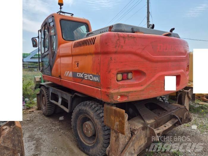Doosan DX210WA Pelle sur pneus
