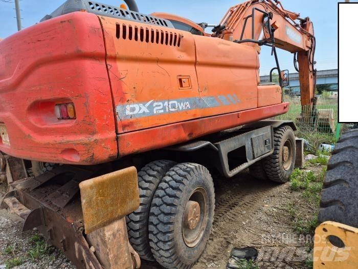 Doosan DX210WA Pelle sur pneus