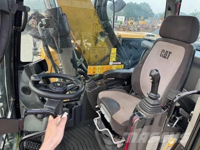 CAT M 320 F Pelle sur pneus
