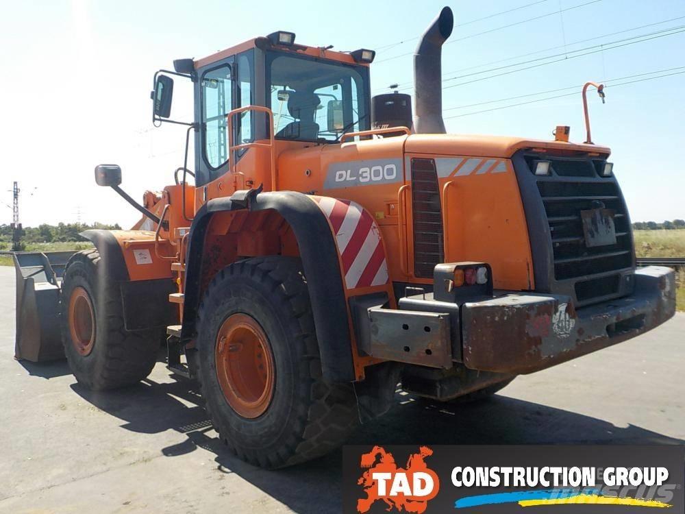 Doosan DL 300 Chargeuse sur pneus
