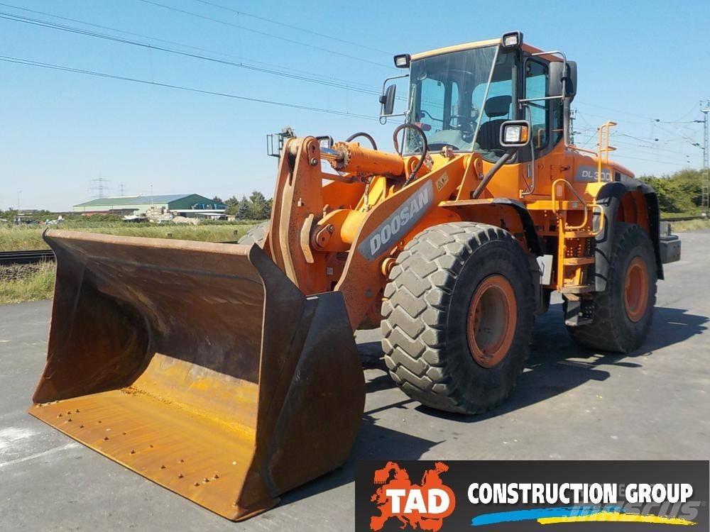 Doosan DL 300 Chargeuse sur pneus