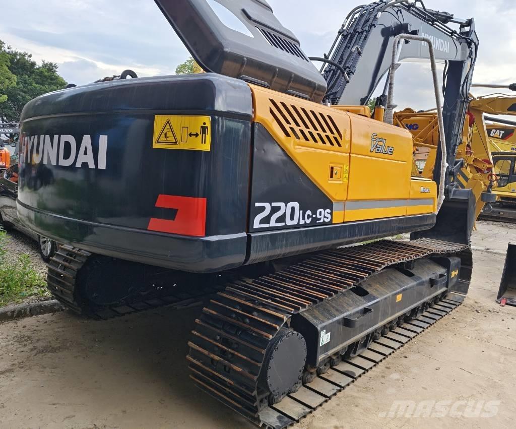 Hyundai R220LC-9S Pelle sur chenilles
