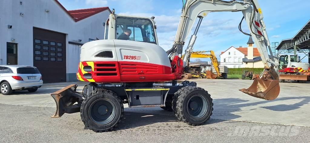 Takeuchi TB 295W Pelle sur pneus