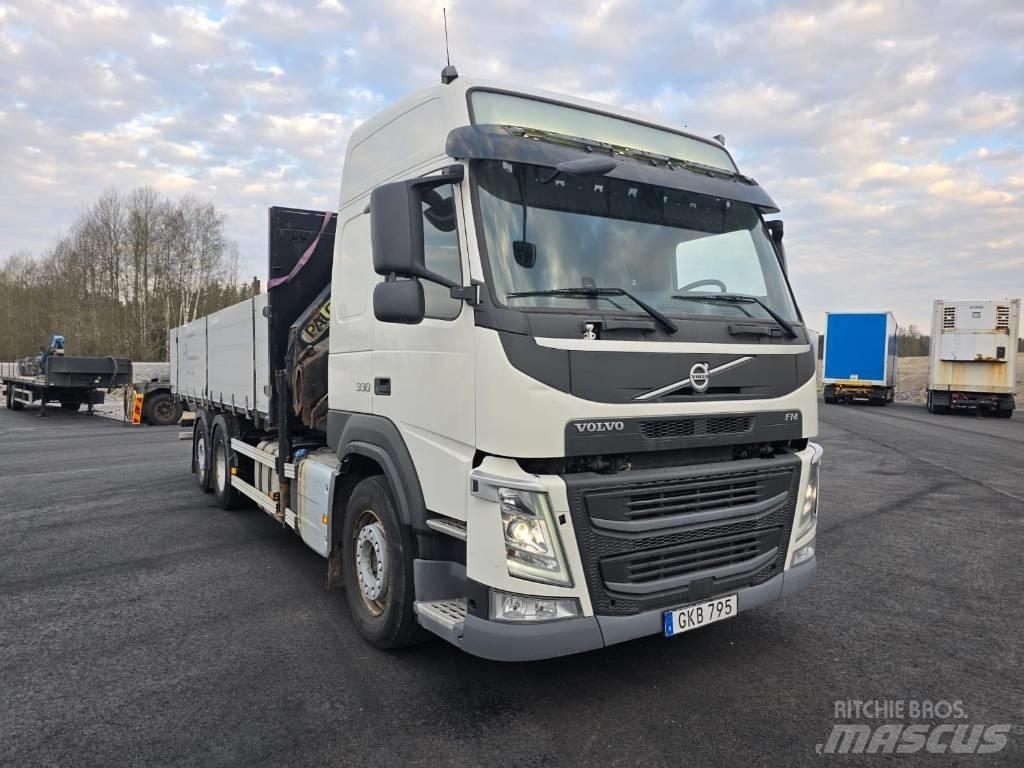 Volvo FM 330 Camion plateau ridelle avec grue