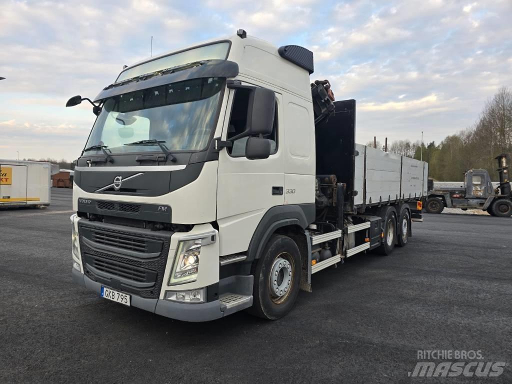 Volvo FM 330 Camion plateau ridelle avec grue