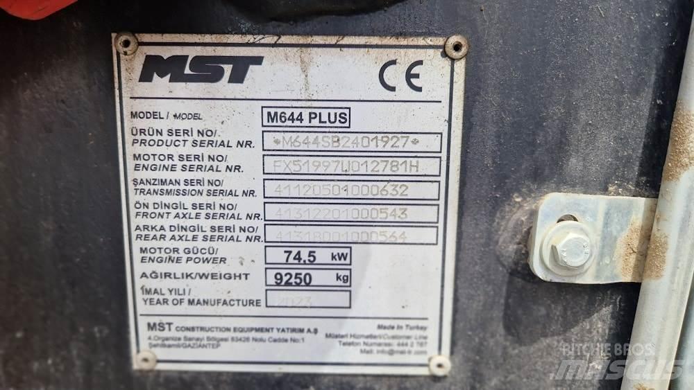 MST M644 PLUS Tractopelle