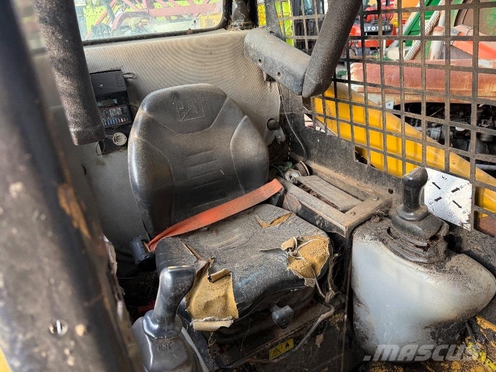 CAT 216 B 3 Chargeuse compacte