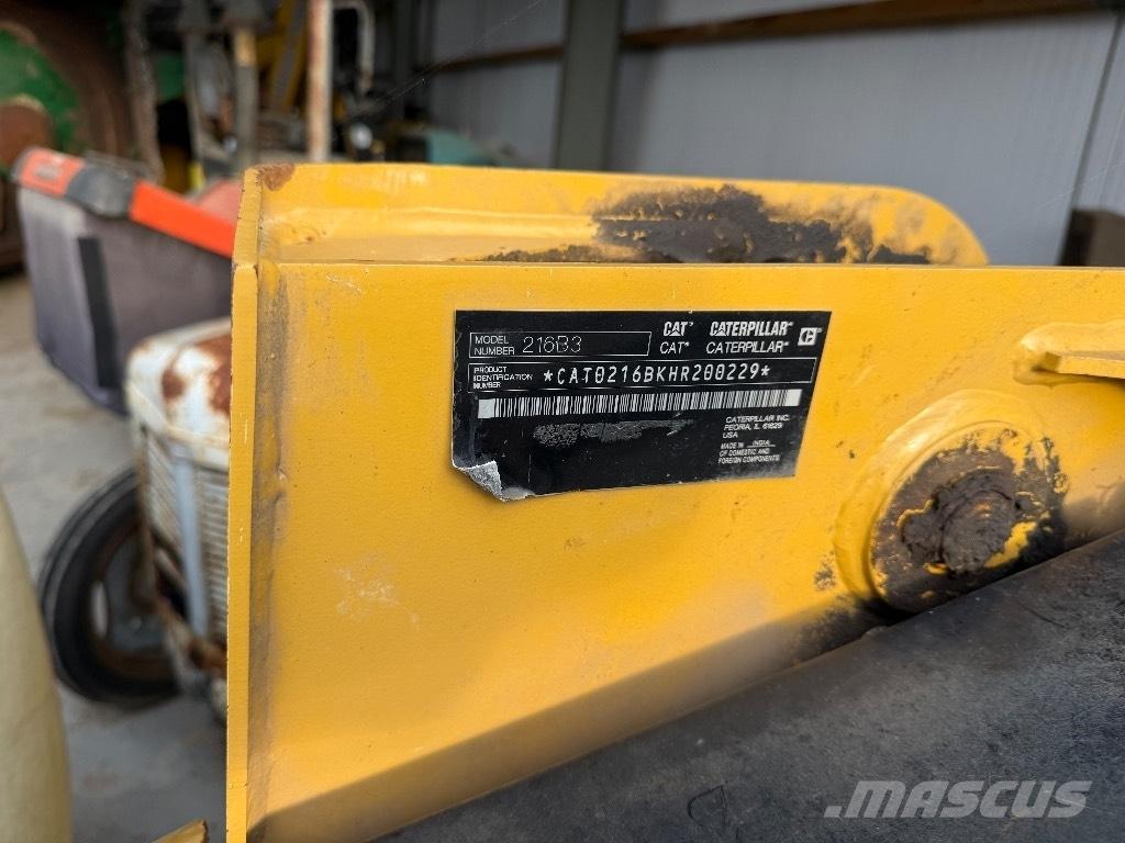 CAT 216 B 3 Chargeuse compacte