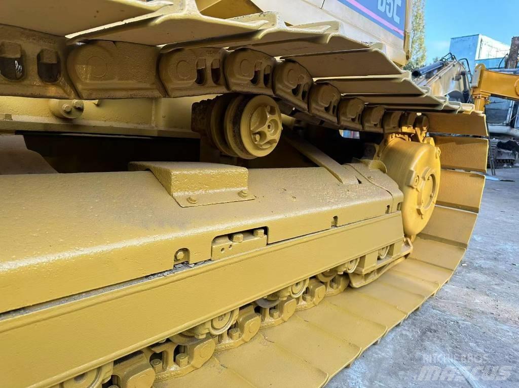 CAT D 5 C Bouteurs sur chenilles