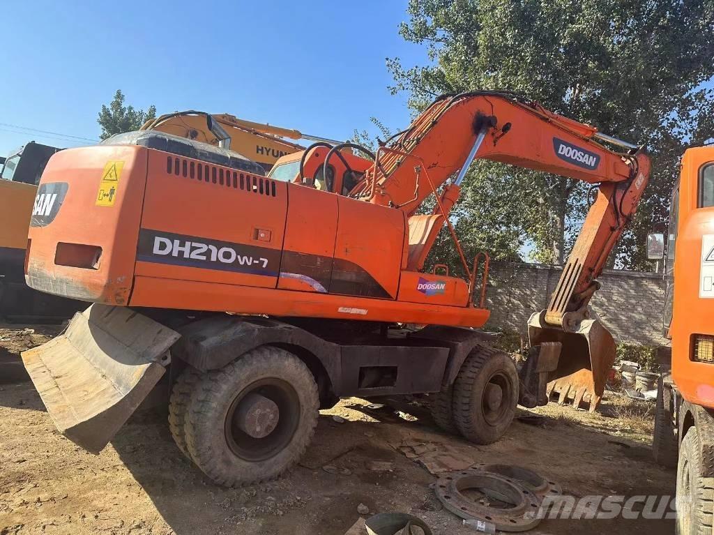 Doosan DH210w Pelle sur pneus