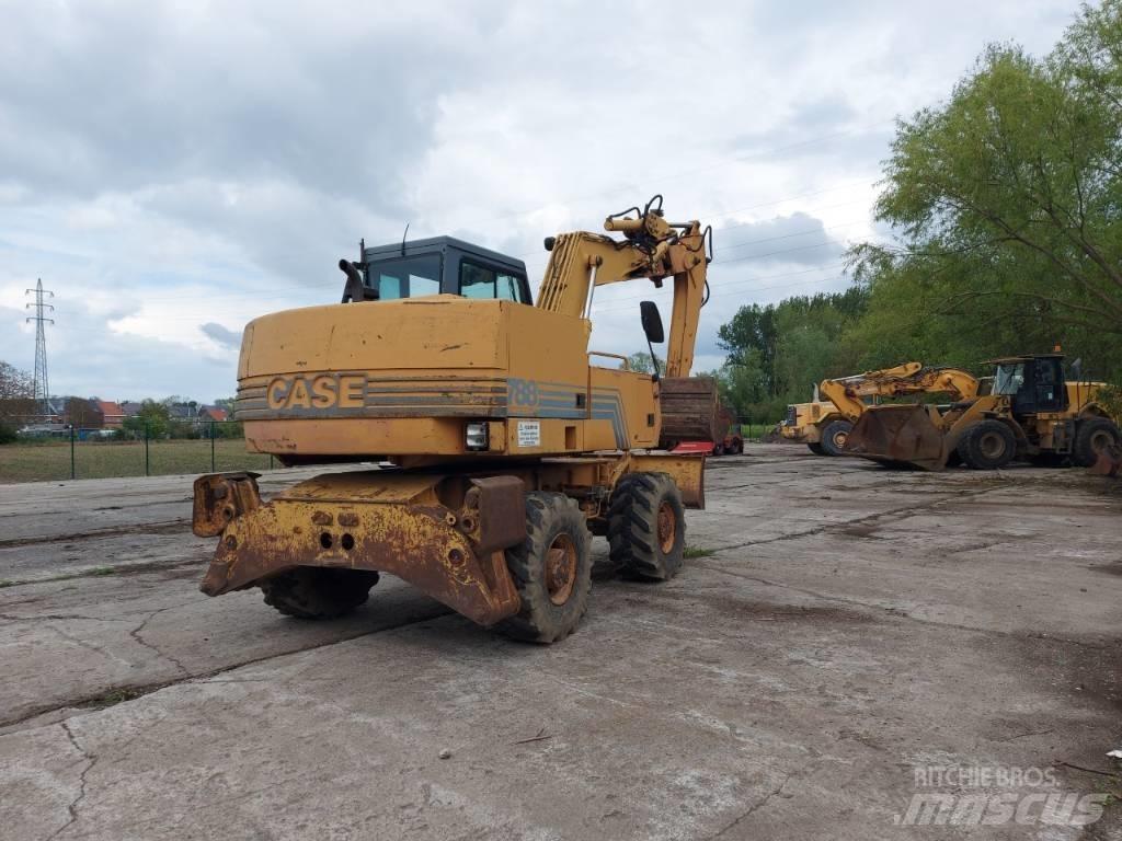 CASE 788 Pelle sur pneus