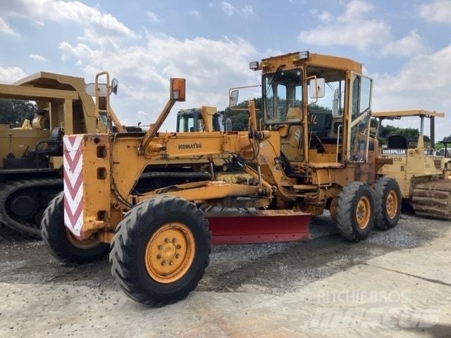 Komatsu GD 405 A-2 Niveleuse