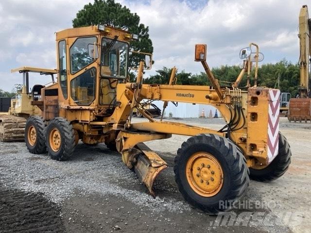 Komatsu GD 405 A-2 Niveleuse