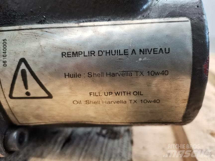 CLAAS Axion .... shaft Bras et Godet