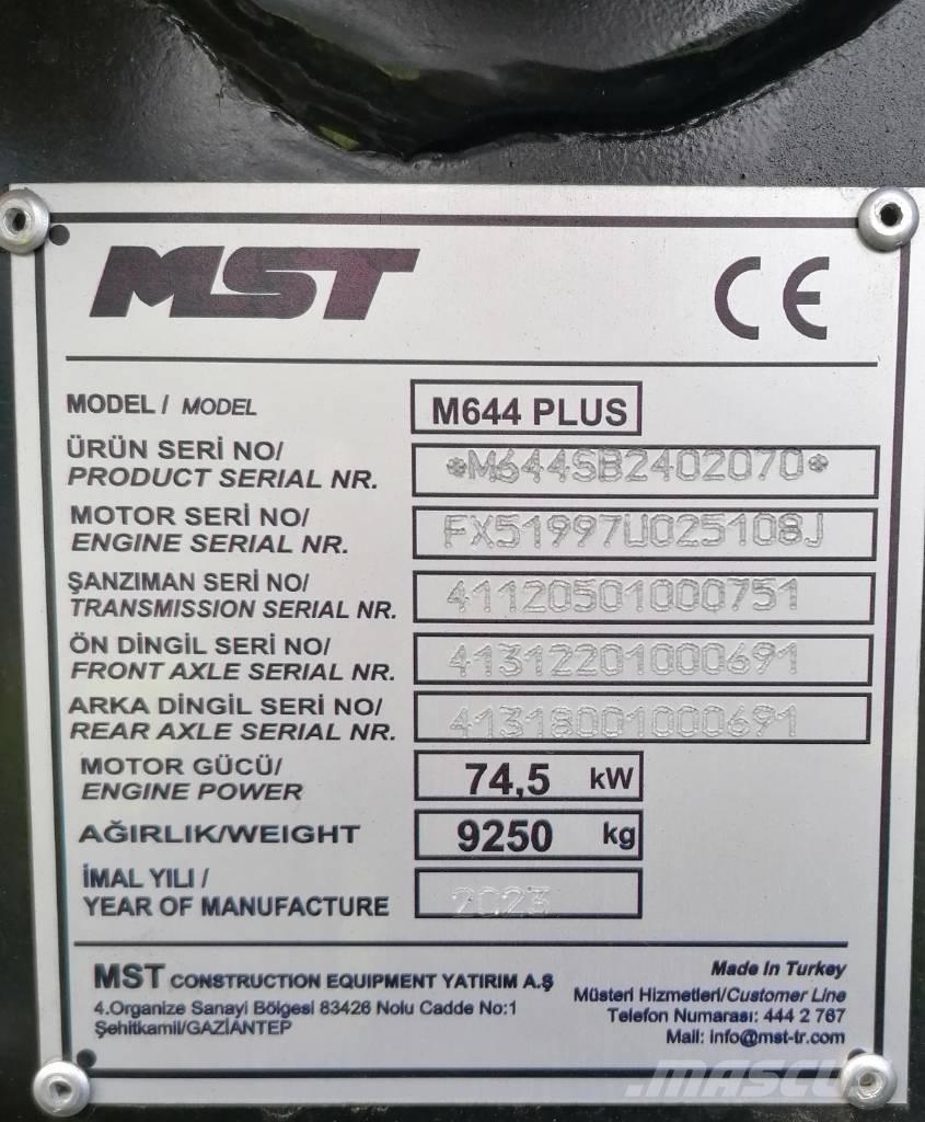 MST M644PLUS Tractopelle