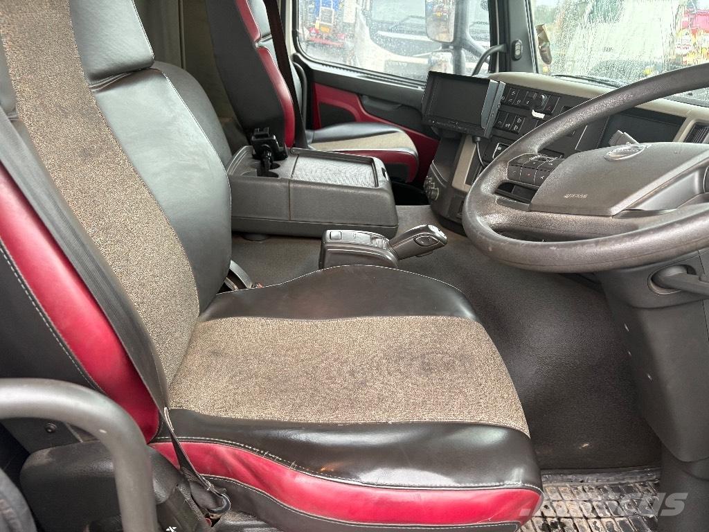 Volvo FM 450 Camion plateau ridelle avec grue