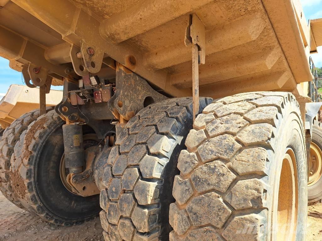 Komatsu HD605-7EO Tombereau rigide