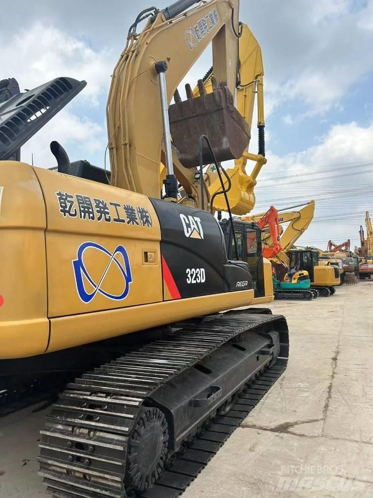 CAT CAT323D Pelle sur chenilles