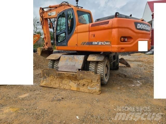 Doosan DX 210 W Pelle sur pneus